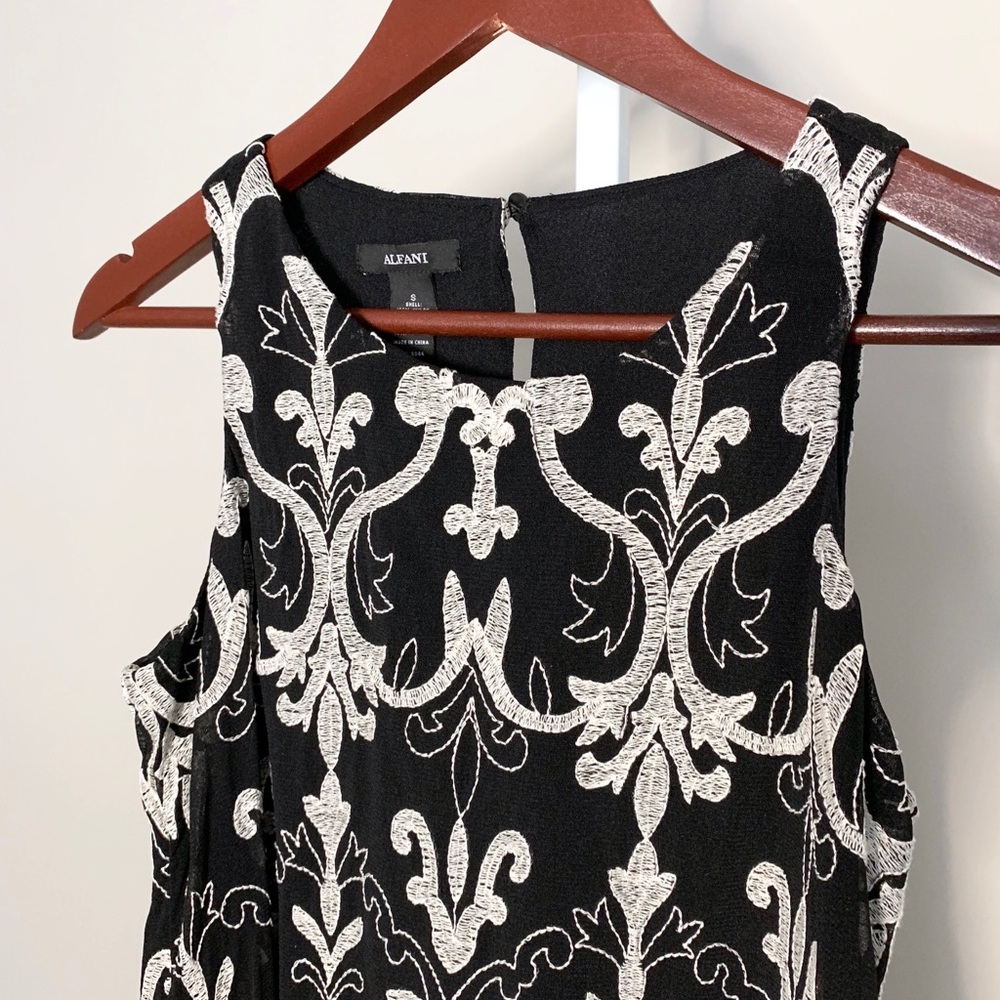 High/Low Embroidered Sleeveless Top - Picture 3 of 4
